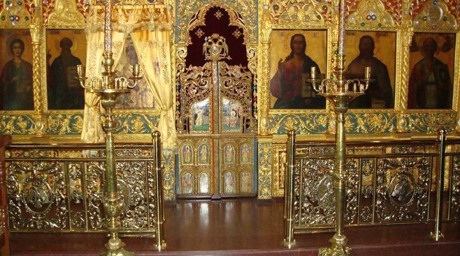 Внутри церкви Св. Лазаря и иконостас в монастыре